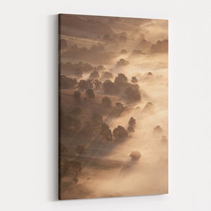 Lumière dramatique coupant à travers le paysage dans Peak District au lever du soleil Photographie prête à accrocher de l’art mural sur toile