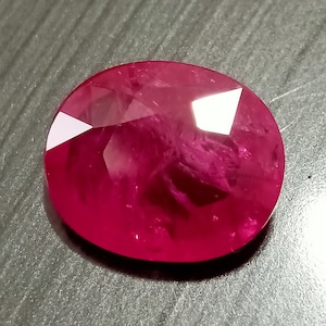 大きな天然ルビー、ミャンマー産ルビー、ルビーオーバル、7.67 カラット、ビルマ産ルビー、ビルマ産ルビー、深みのある紫がかった赤のルビー、最高品質のルビー、ルビーオーバルファセット