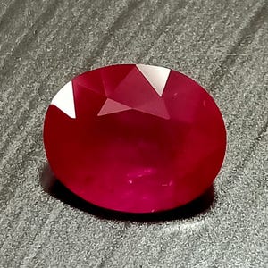 Grote robijn, duivenbloedrobijn, 4,45 kt, Myanmar-robijn, natuurlijke robijn, Birmaanse robijn, Birma-robijn, diep paarsachtig rode robijn, robijn, robijn van topkwaliteit