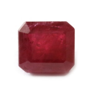 Puede incluir: Una piedra preciosa de color rojo intenso con un corte cuadrado esmeralda.
