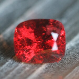 1.05ct レッドスピネル 7.3x5.5mm スピネル ルース