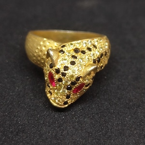 Anillo con cabeza de leopardo hecho a mano – Plata de ley 925 pulida en oro – Ojos de rubí y manchas de circonita blanca y negra