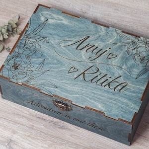 Caja de recuerdos de madera personalizada con peonías, caja de memoria de madera grabada, regalo de boda personalizado, regalo de compromiso, caja de madera rústica para parejas