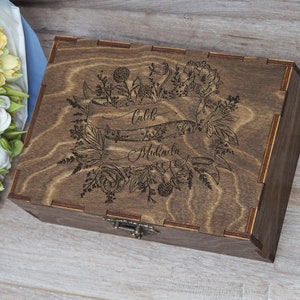 Personalisierte Holz Aufbewahrungsbox mit Blumen und Vintage Band, Retro Erinnerungsbox mit Gravur, Hochzeitsgeschenk, Rustikale Blumenholzkiste