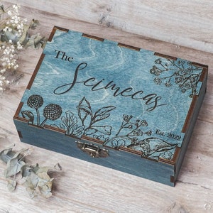 Gepersonaliseerde houten aandenkendoos met bloemen, gegraveerde houten geheugendoos, aangepast huwelijkscadeau, verlovingscadeau, rustieke houten kist voor koppels