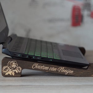 Soporte portátil de madera para computadora portátil con alfombrilla para mouse y posavasos, soporte para computadora portátil personalizado, soporte para MacBook grabado personalizado, regalo para mamá para niña para ella