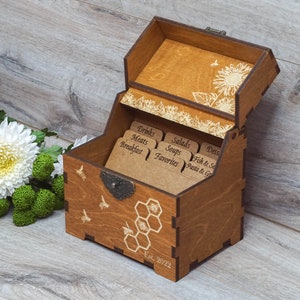 Recipe box with Sunflowers, Bees and Honeycombs with dividers & 4x6 recipe cards, Personalized engraved wood box Bridal shower gift Mother