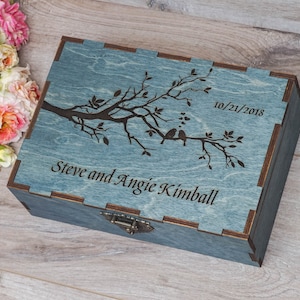 Gepersonaliseerde houten aandenkendoos met een tak en vogels, gegraveerde houten geheugendoos, aangepast huwelijkscadeau, rustieke houten kist voor koppels