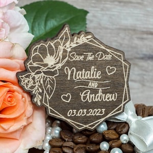 Hout Save The Date met Magnolia en zeshoeken, magneet, gepersonaliseerde gegraveerde aangepaste houten bruiloft rustieke Save The Date uitnodigingen nodigt uit