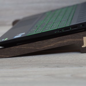 Soporte portátil de madera para computadora portátil con alfombrilla de ratón, soporte para portátil personalizado, soporte para MacBook grabado personalizado, regalo para padrinos, papá, hombres, regalo para él