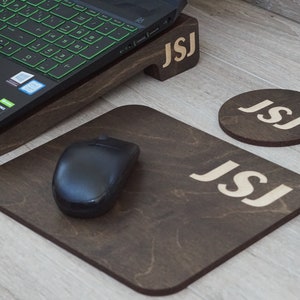 Soporte portátil de madera para computadora portátil con alfombrilla de ratón y posavasos Soporte para portátil personalizado Regalo de MacBook grabado personalizado para padrinos de boda Papá Hombres para él