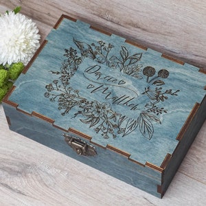 Caja de recuerdos de madera personalizada con flores, Caja de recuerdos de madera grabada, Regalo de boda personalizado, Regalo de compromiso, Caja de madera rústica para parejas