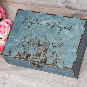 Caixa de lembrança de madeira personalizada com tulipas, caixa de memória de madeira gravada, presente de casamento personalizado, presente de noivado, caixa de madeira rústica para casais