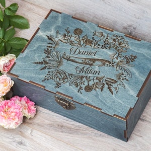 Personalisierte Erinnerungsbox aus Holz mit Blumen und Band, gravierte Erinnerungsbox aus Holz, individuelles Hochzeitsgeschenk, rustikale Holzbox für Paare