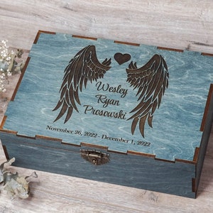 Personalisierte hölzerne Baby-Andenken-Erinnerungsbox mit Engelsflügeln, gravierte hölzerne Gedenkbox, kundenspezifische Baby-Verlust-Erinnerung, Verlust eines Kindes