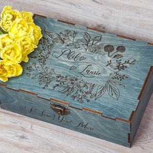 Gepersonaliseerde houten aandenkendoos met bloemen, gegraveerde houten herinneringsdoos, aangepast huwelijkscadeau, verlovingscadeau, rustieke houten kist voor koppels