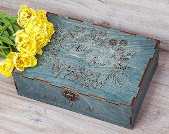 Scatola portaoggetti in legno personalizzata con fiori, scatola porta ricordi in legno incisa, regalo di nozze personalizzato, regalo di fidanzamento, scatola rustica in legno per coppie - Italia