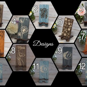Pu&ograve; includere: Dodici diversi design per un supporto per telefono in legno. I supporti sono in legno e hanno vari design, tra cui fiori, farfalle e iniziali. I supporti sono tutti a forma esagonale e sono disposti in una griglia.