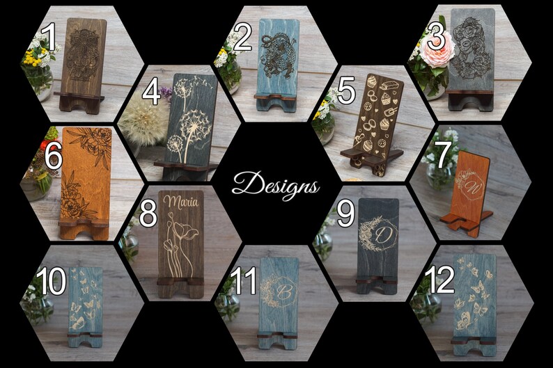 Pu&ograve; includere: Dodici diversi design per un supporto per telefono in legno. I supporti sono in legno e hanno vari design, tra cui fiori, farfalle e iniziali. I supporti sono tutti a forma esagonale e sono disposti in una griglia.