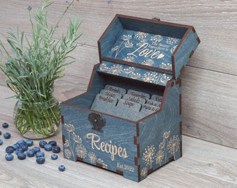 Boîte de recettes en bois personnalisée avec pissenlits, séparateurs et cartes de recettes 4x6 Boîte gravée Boîte de cartes de recettes en bois personnalisée