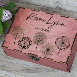 Personalisierte Holz Aufbewahrungsbox mit stilisierten Löwenzahn, Blumen, gravierte Holz Memory Box, kundenspezifische Hochzeit, Verlobungsgeschenk, rustikales Holz