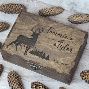 Gepersonaliseerde houten aandenkendoos met herten en bomen, gegraveerde houten herinneringsdoos, aangepast verlovingscadeau, rustieke houten kist voor koppels