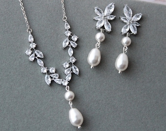 Ensemble collier et boucles d'oreilles pour mariée avec perles délicates, ensemble de bijoux de mariage bohème, boucles d'oreilles pendantes pour la mariée, cadeau de boucles d'oreilles florales de mariage