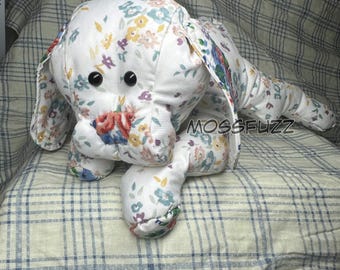 Peluche a forma di cucciolo, cucito a mano e con peso integrato.