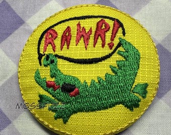 Spilla con bottone ricamato Rawr! Gator (2,5~ pollici)
