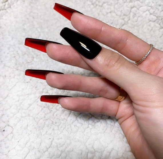 Red online and black coffin nails