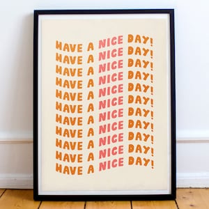 Könnte beinhalten: Ein gerahmter Druck mit dem Text "HAVE A NICE DAY!" 11 Mal in einem geschwungenen Muster wiederholt. Der Text ist in Orange und Rosa.