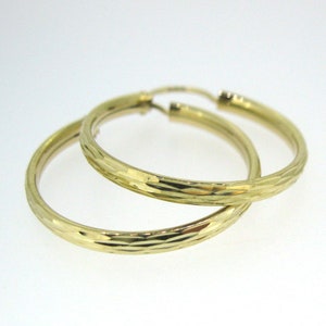 14K massief geelgouden hoepeloorbellen - ronde hoepels met textuur (31 mm) -KA3070