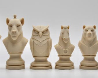 Könnte beinhalten: Ein Set aus sechs beigefarbenen Schachfiguren, die jeweils als Tierbüste geformt sind. Die Figuren umfassen einen Löwen, eine Löwin, eine Eule, ein Pferd, einen Bären und ein Erdmännchen. Die Schachfiguren sind in einer Reihe vor weißem Hintergrund angeordnet.