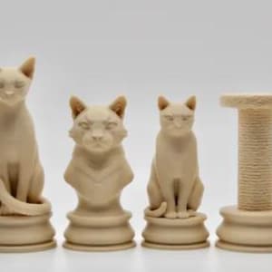 以下が含まれることがあります： ベージュ色の猫をテーマにしたチェスの駒のセット。王冠をかぶったライオン、座っている猫、猫の胸像、別の座っている猫、爪とぎ、小さな猫のフィギュアが含まれています。白い背景です。