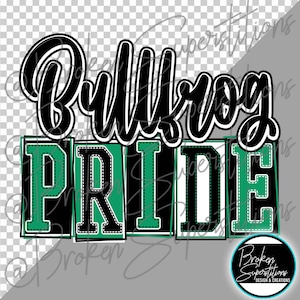 Könnte beinhalten: Grafikdesign mit den Worten "Bulldog Pride". Das Wort "Bulldog" ist in schwarzer und weißer Schrift, und "PRIDE" ist in grünen und schwarzen Blockbuchstaben mit weißen Nähten. Ein kreisförmiges Logo mit dem Text "Broken Superstitions Design & Creations" befindet sich unten rechts.