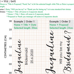 K&ouml;nnte beinhalten: Ein schwarz-wei&szlig;es Grafikdesign des Wortes "Jacqueline" mit dem Text "Bridesmaid" und "20.6.2020" darunter. Das Design befindet sich auf einem Rasterhintergrund mit Ma&szlig;en in Zentimetern. Der Text "Name + Title + Date" und "Selected length: 20cm" befindet sich &uuml;ber dem Design. Der Text "Example | Order 1" befindet sich &uuml;ber dem Text "Name + Title + Date".