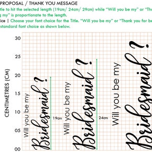 K&ouml;nnte beinhalten: Ein Raster mit Ma&szlig;en in Zentimetern zeigt die verschiedenen Gr&ouml;&szlig;en des Textes "Bridesmaid?" in Schwarz. Der Text ist 19 cm, 24 cm und 29 cm breit.