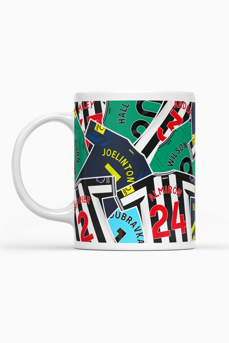 Pode incluir: Caneca de cer&acirc;mica branca com um padr&atilde;o listrado preto e branco e patches coloridos com nomes e n&uacute;meros de jogadores de futebol, incluindo "Joelinton", "Almiron", "Dubravka" e "Wilson".