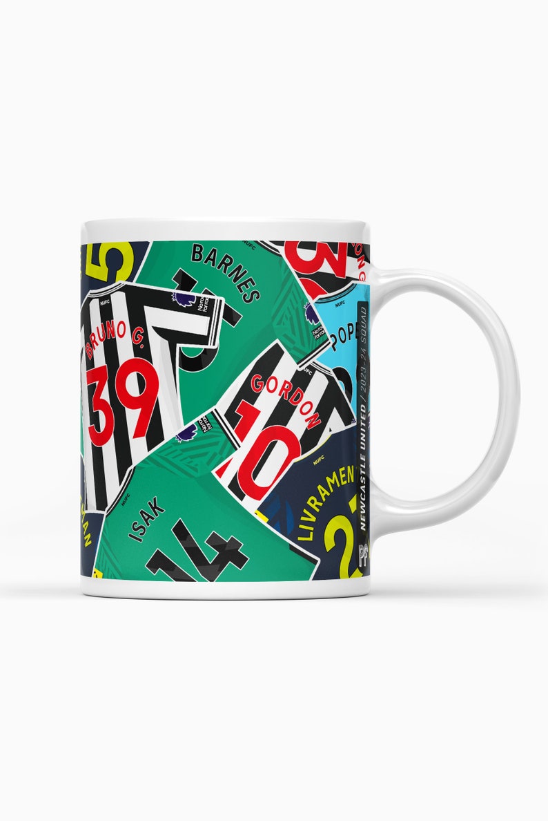 Pode incluir: Caneca de cer&acirc;mica branca com uma colagem colorida de camisas de futebol do Newcastle United. As camisas mostram os nomes e os n&uacute;meros dos jogadores, como Isak, Gordon, Barnes, Livramento e Pope.