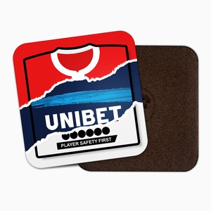 Könnte beinhalten: Ein quadratischer Untersetzer aus weißem Material mit einem zerrissenen Design. Die obere Hälfte des Untersetzers ist rot mit einem weißen Umriss eines Trikots. Die untere Hälfte ist blau mit einem weißen Streifen und dem Text "UNIBET" in weiß. Unter dem Text befinden sich fünf schwarze Punkte und der Text "PLAYER SAFETY FIRST" in weiß.