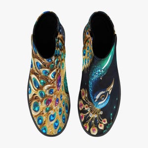 Könnte beinhalten: Ein Paar schwarze Canvas-Schuhe mit einem Pfauenmuster. Die Schuhe zeigen einen blauen und grünen Pfau mit goldenen und juwelenfarbenen Akzenten.
