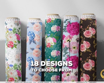 Op de afbeelding: Een verzameling van 18 stofrollen met bloemenpatronen. De rollen zijn verticaal gerangschikt en tonen een verscheidenheid aan bloemendesigns, waaronder rozen, pioenen en hortensia's. De stof is bedrukt in verschillende kleuren, waaronder roze, blauw, groen en wit.