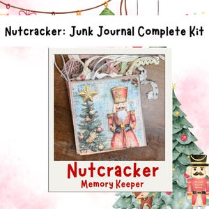 Puede incluir: Un kit completo de diario basura de Cascanueces. La portada del diario presenta una ilustración vintage de un soldado Cascanueces y un árbol de Navidad. El kit incluye elementos decorativos como encaje y una estrella dorada. El texto en la portada dice "Nutcracker Memory Keeper".