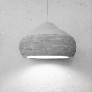 Lampada a sospensione in ceramica grigia fatta a mano: paralume con trama intagliata
