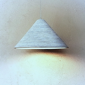 Lampada a sospensione in ceramica fatta a mano: paralume a cono con trama intagliata