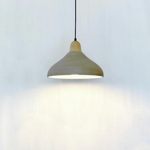 Lampada a sospensione in ceramica grigia cemento fatta a mano con baldacchino in legno