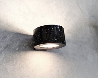 Aplique de pared de cerámica hecho a mano: Lámpara de anillo negro con puntos blancos