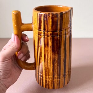 Brocca retrò con manico marrone, stoviglie sovietiche, utensili da cucina URSS, lattiera vintage in terracotta smaltata.