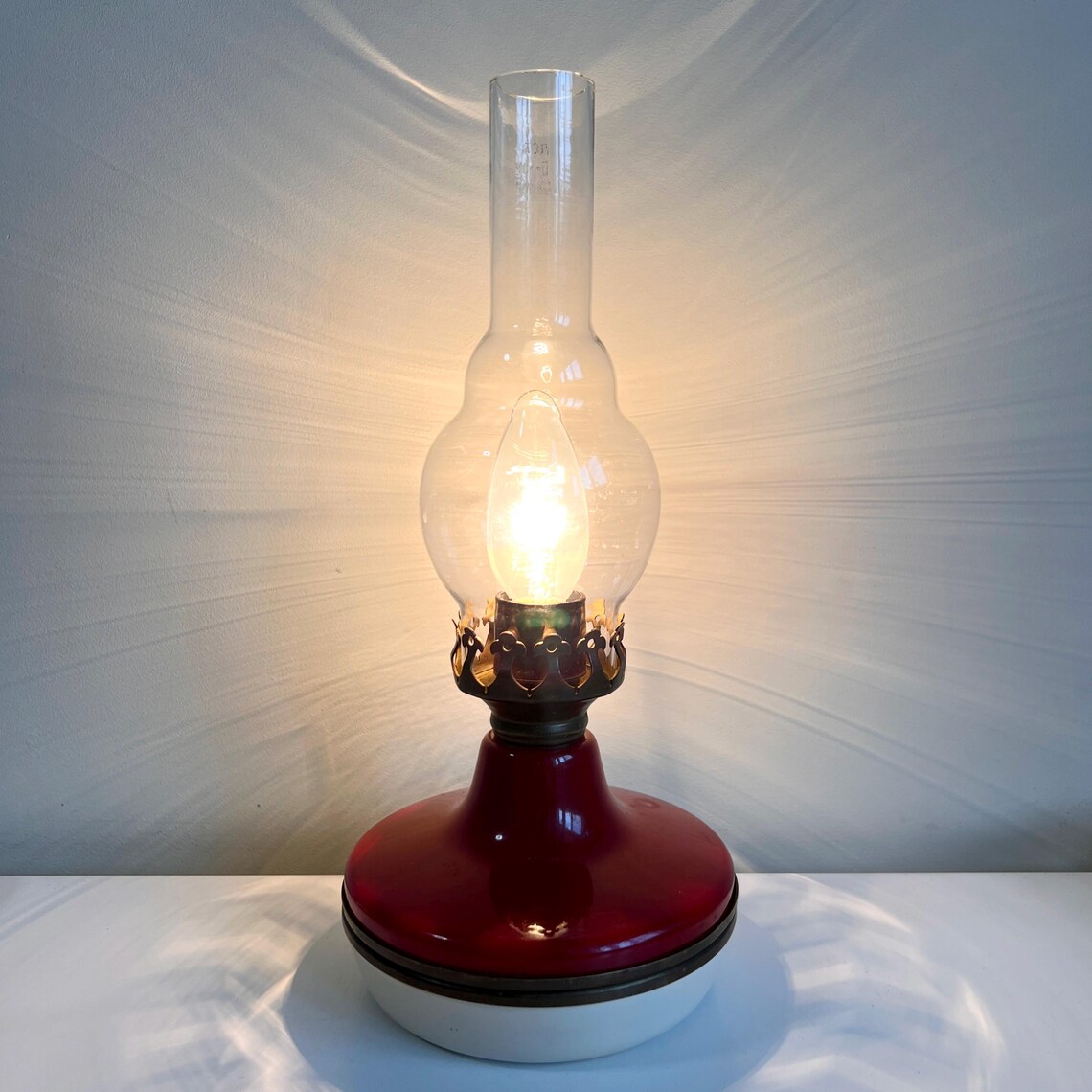 1975 Soviet Electric Kerosene Lamp, Vintage USSR Red Table Light, Rare Slavic Farmhouse Decor, Working Retro Hurricane Lamp, Brass & Glass, Foto 2 von 5