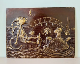 Messing Buratino (Pinocchio) Буратино Fiary Tale Wall Art Chekanka Чеканка Tolstoi, Vintage Repousse Handgemachte UdSSR Goldener Schlüssel sowjetische Retro Art